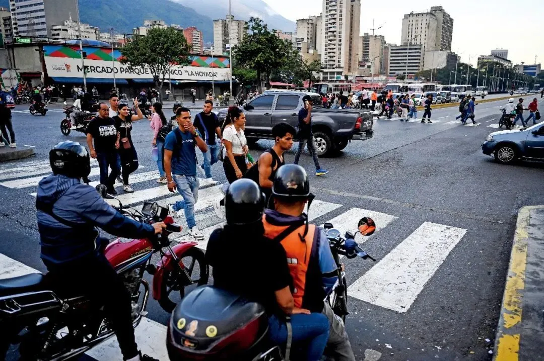 1月12日，委内瑞拉加拉加斯街头的民众。本文图/IC