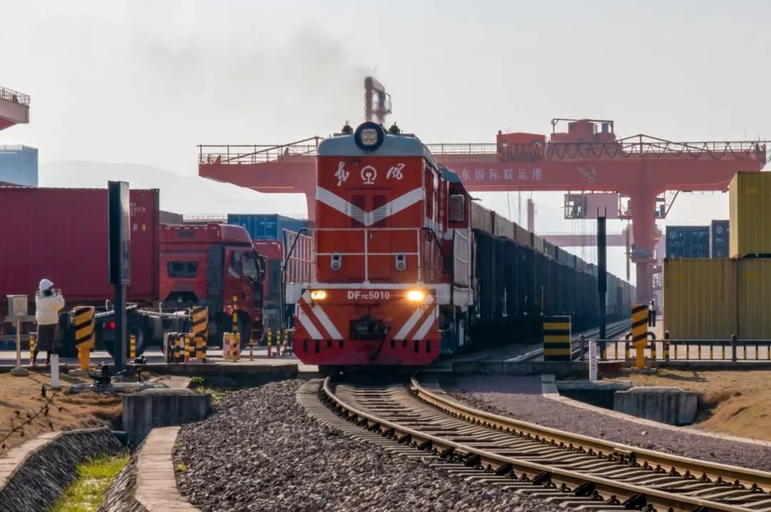 1月31日，满载着货物的列车从铁路金华南站鸣笛启程，经阿拉山口铁路口岸出境，驶往11000多公里外的匈牙利布达佩斯