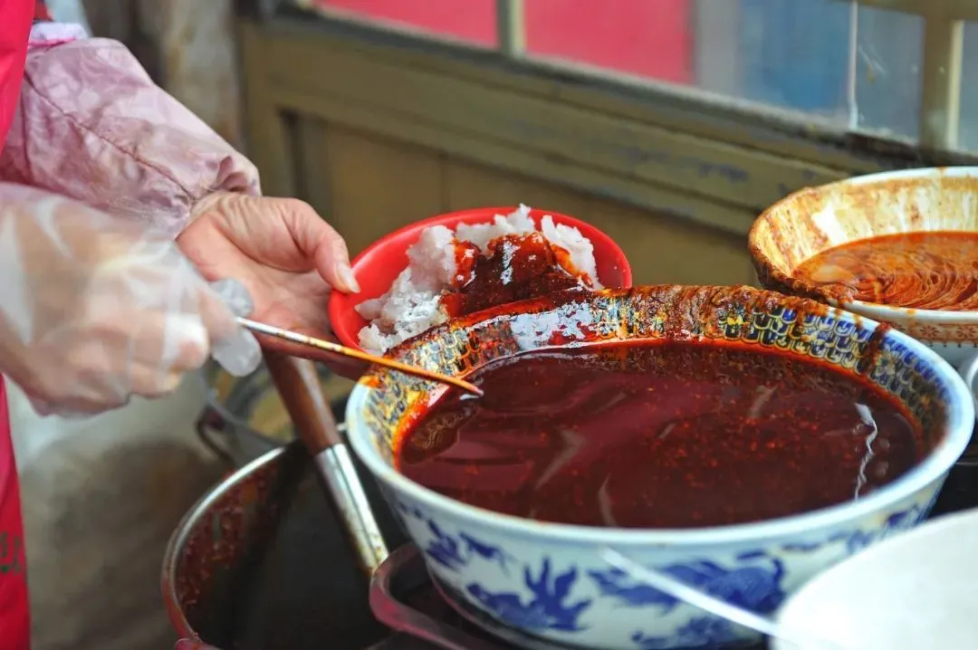 天水美食排行第一的“呱呱”，自然也少不了本地甘谷辣椒制作的红油。