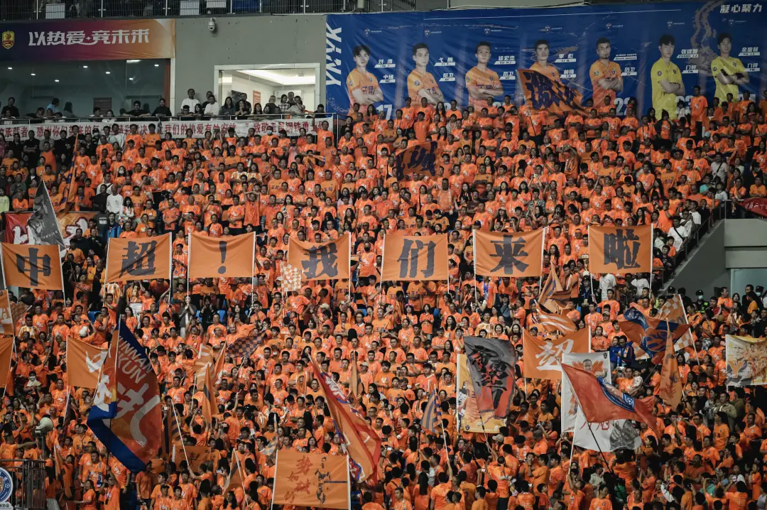 △云南玉溪，球迷打出标语“中超！我们来啦”。（图/IC Photo）