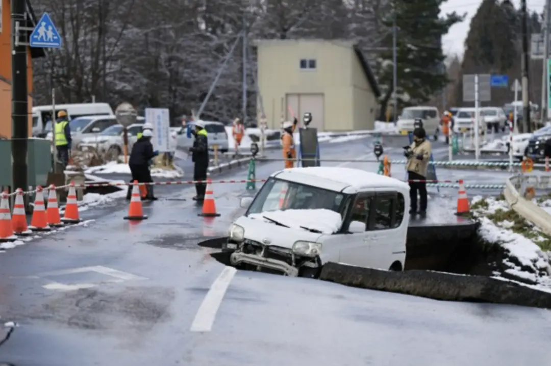 ▎日本青森受地震影响,国道塌陷,轻型乘用车坠落。(图源:朝日新闻,藤原伸雄拍摄)