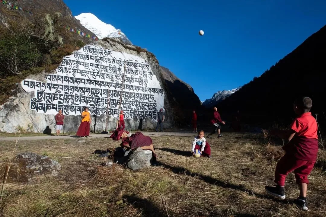 ■ 在贝丁罗瓦林山谷一个名为Sangag Choling的修道院学校，学生们正在午后的阳光下打排球。