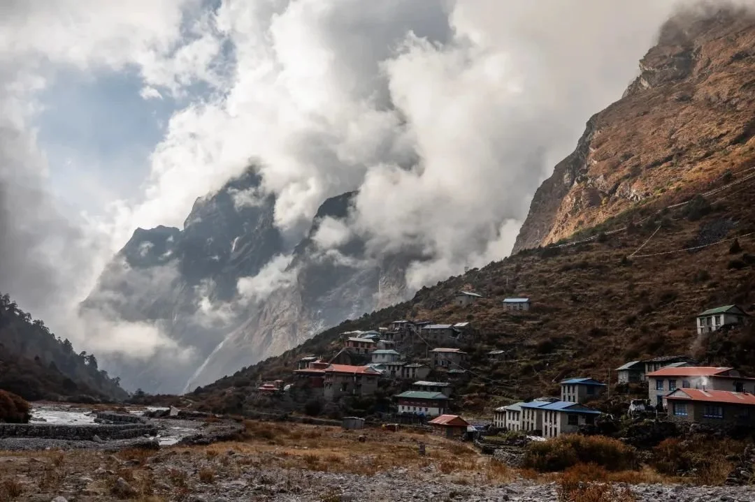 ■ 气候变化正在影响尼泊尔贝丁居民的日常生活。这个位于喜马拉雅山的高海拔小镇，周围的积雪和冰川正在融化，加上降雨量的变化，人们面临着日益加剧的洪水威胁。