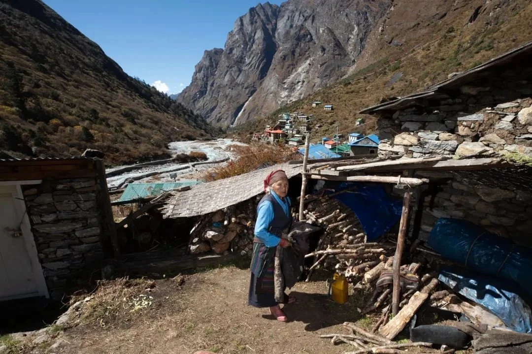 ■ 91岁的尼玛·夏尔巴是尼泊尔贝丁最年长的人。她说，当她还是个孩子的时候，这个大湖甚至不存在。但随着山上的冰川融化，湖泊也越来越大，人们的生活正面临洪水的威胁。