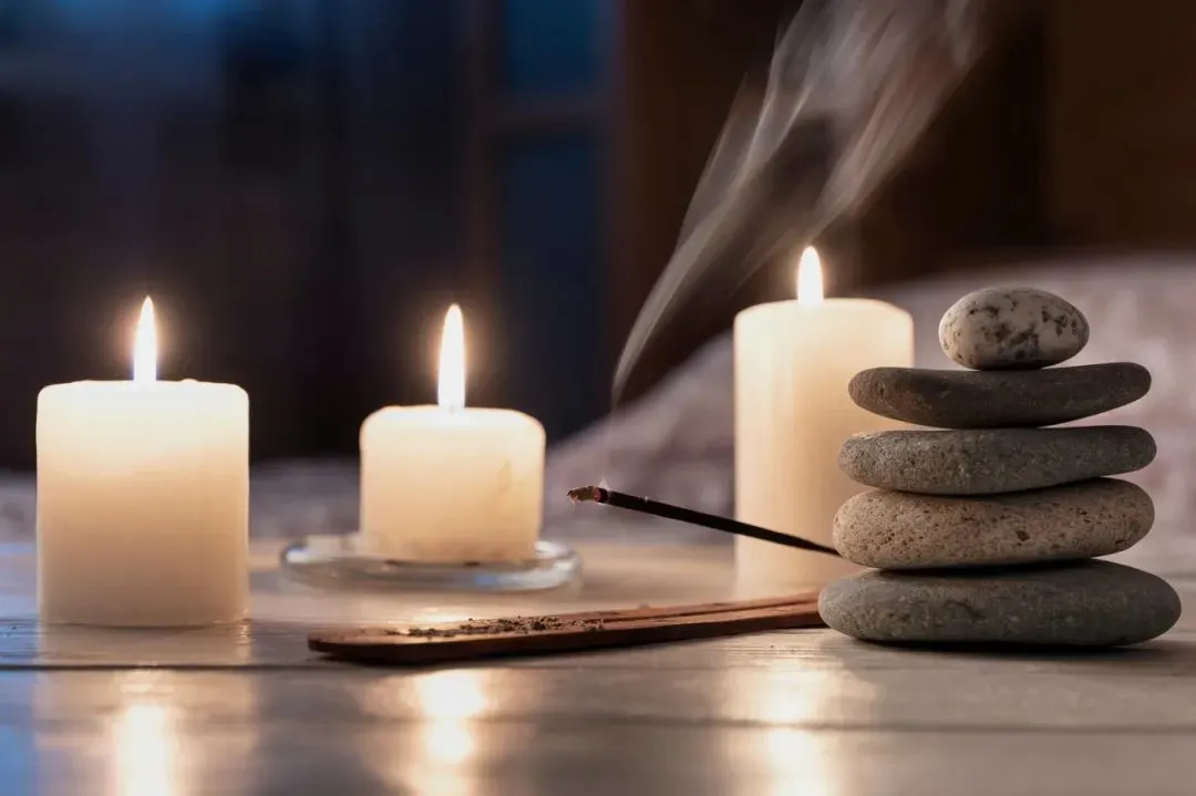 蜡烛、禅石可以让人更快进入冥想。（图/图虫创意）