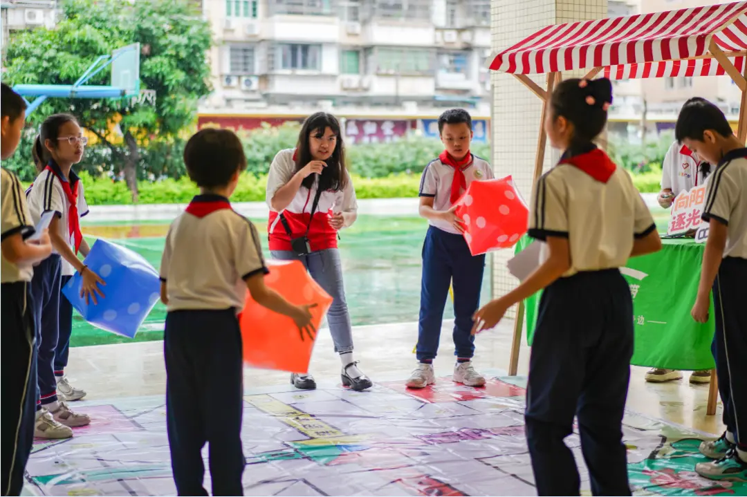 学生们通过抛投大骰子玩大富翁游戏