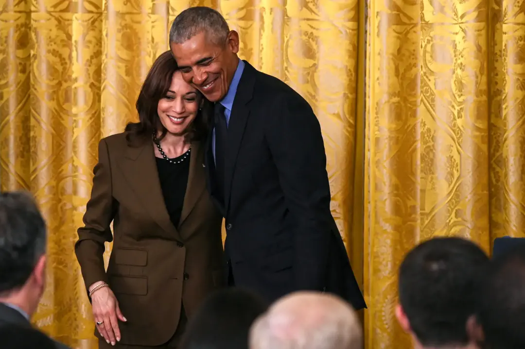 ������˹�Ͱ°����Ĺ�ϵ����׷�ݵ�2004�꣬��ʱ����°����ٰ���һ������Ա��ѡ�����