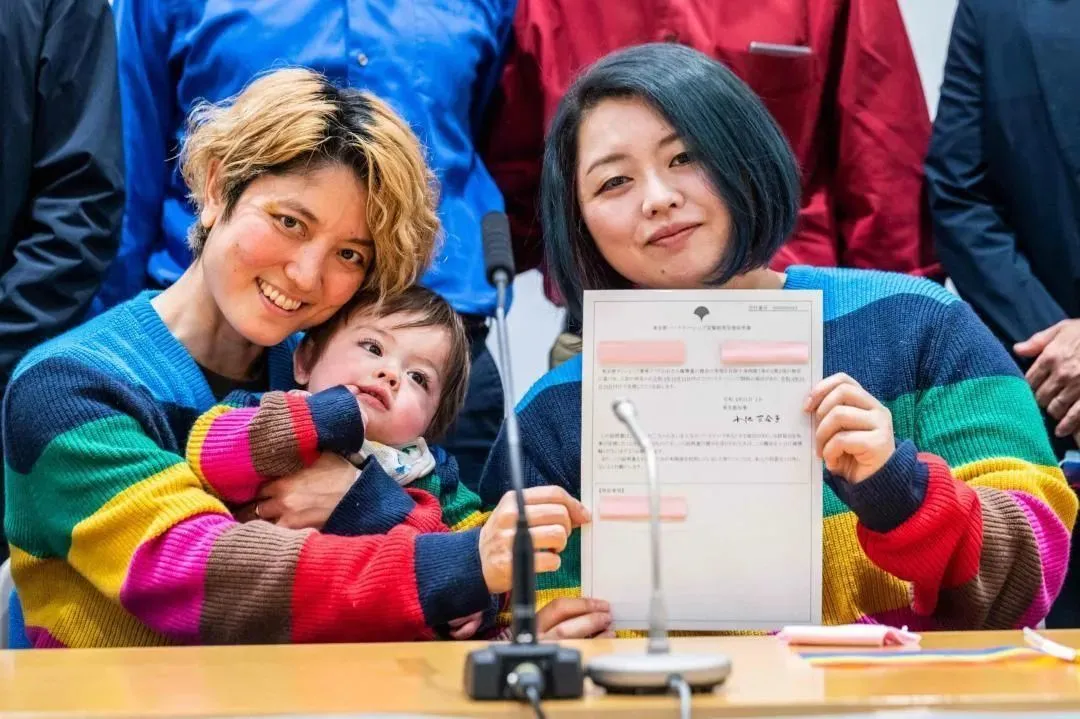◆东京一对同性伴侣领取伴侣关系证书后与儿子合影。来源：法新社