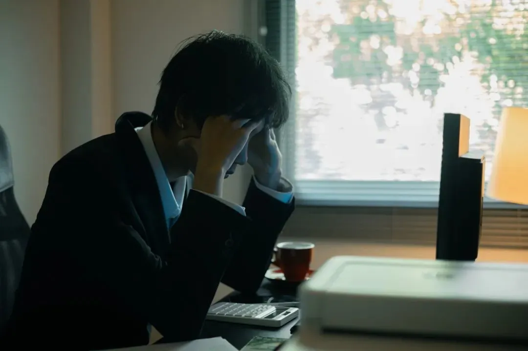 在職場(chǎng)中，不免有人會(huì)被“35歲焦慮”所裹挾。（圖/圖蟲(chóng)創(chuàng)意）