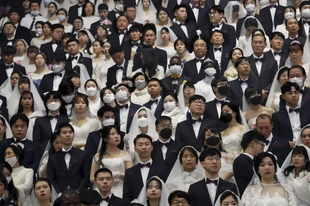 ·“统一教”所谓的“集体婚礼”。（美联社）