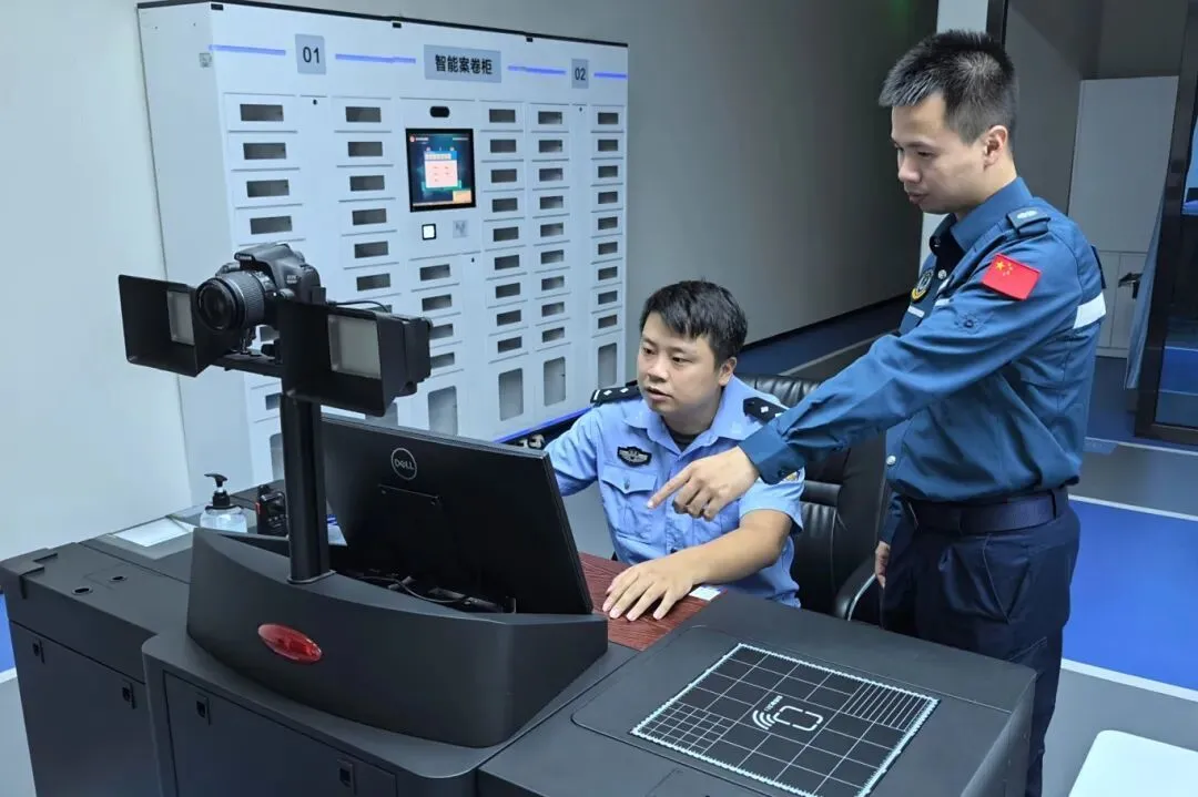 海警执法员调取人员身份信息.jpg