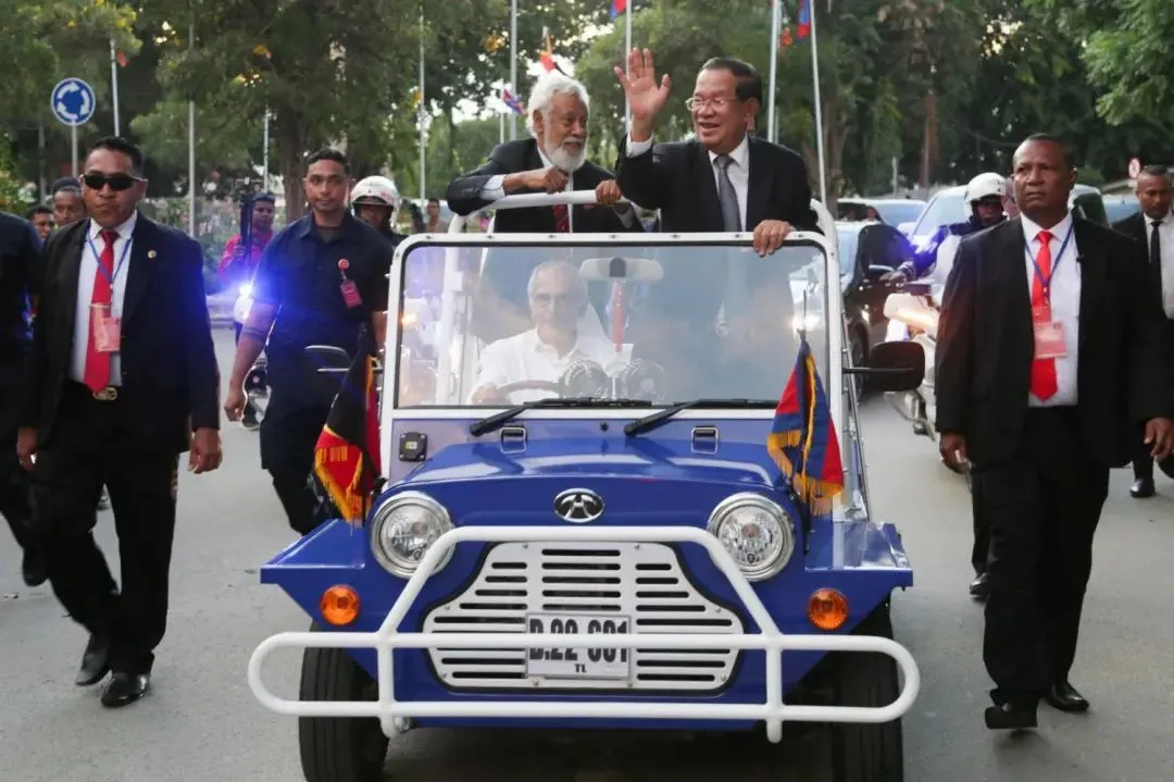 Cambodia's Senate President Hun Sen waves from an open-top car owned and driven by East Timor's President Jose Ramos-Horta, next to Prime Minister Xanana Gusmao, upon Hun Sen's arrival in Dili on May 7. (Photo: AFP)