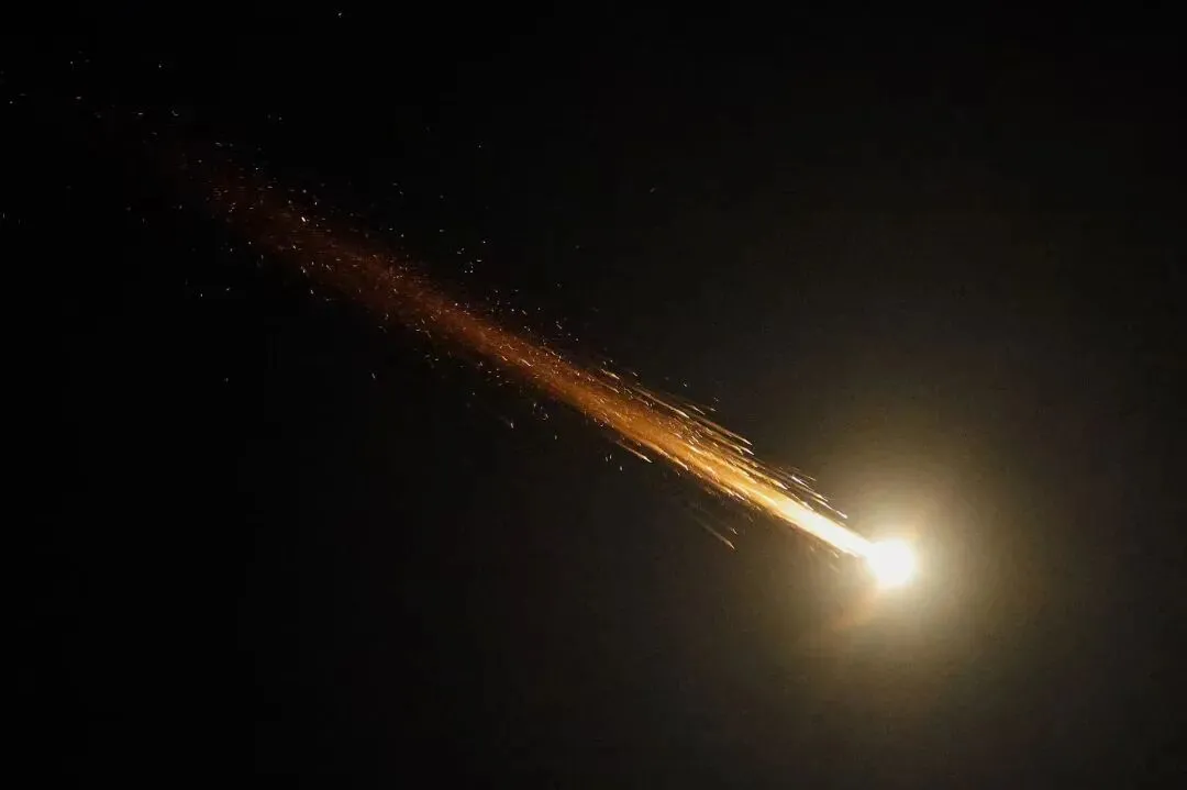 &middot;一枚伊朗导弹在以色列领空被拦截。（路透社）