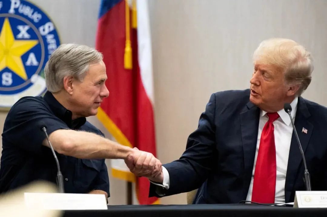▎2023年11月唐纳德·特朗普返回美墨边境进行访问，并得到德克萨斯州共和党州长格雷格·阿博特的支持。 图源：PBS