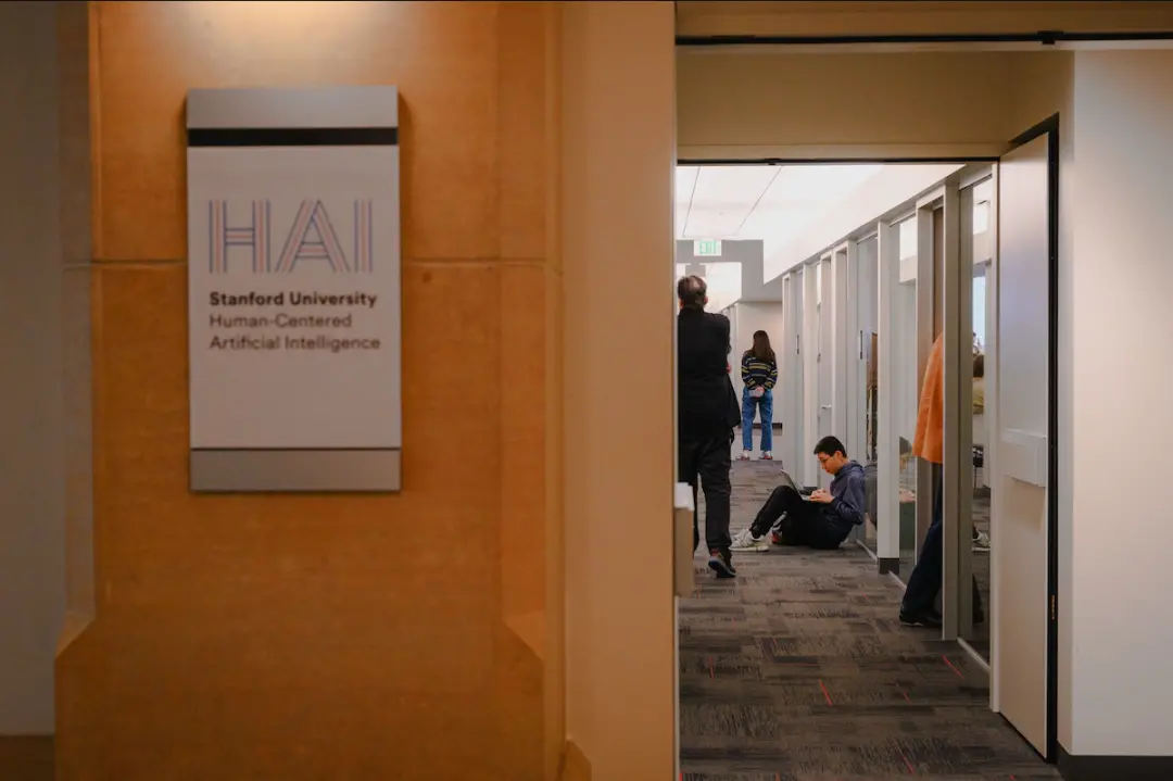 去年，一名学生在斯坦福大学走廊里工作（图源：《华盛顿邮报》）