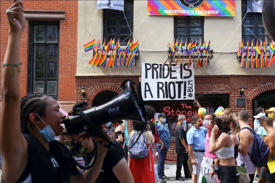 ����ʯǽ�˶�����Stonewall Riots����1969����ŦԼʯǽ�ùݷ�����һϵ���Է����Һ�ʾ������ҪĿ���Ƿ��Ծ����������Ⱥ���ץ���Ⱥ���LGBTQ+�˶�����ʷ����׷�ݵ��ˡ�ͼԴ��Alamy