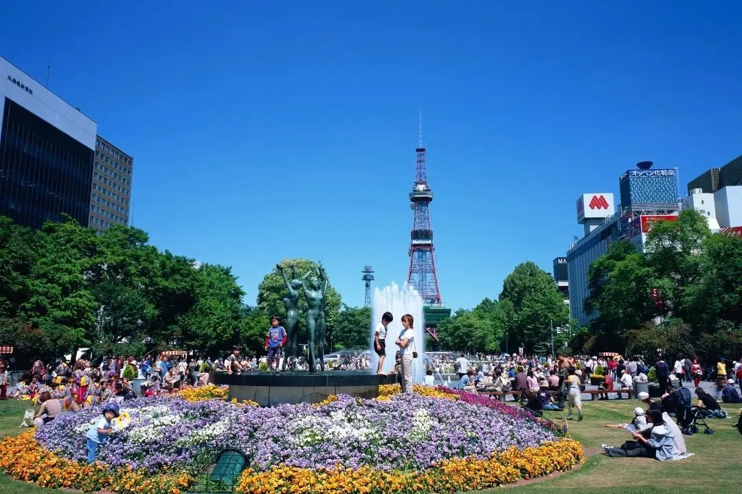 札幌街道以及随地而坐享受夏日氛围的当地人