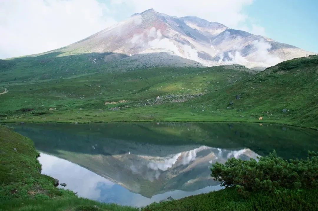 旭岳山腰处的湖泊