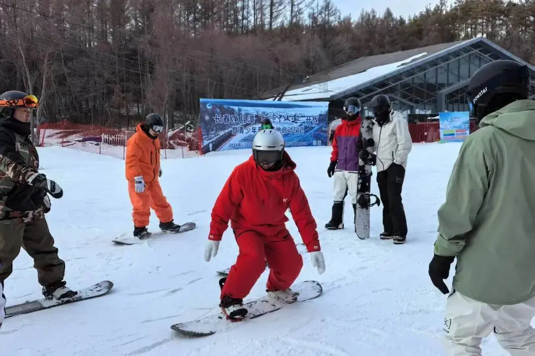 离市区最近的滑雪场——长春净月潭滑雪场。图片来源：净月潭滑雪场