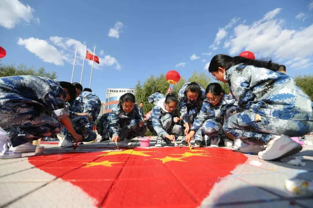 喜迎建国70周年，哈市这些孩子为祖国妈妈送上最诚挚的祝福-为祖国妈妈送祝福的贺卡怎么做的