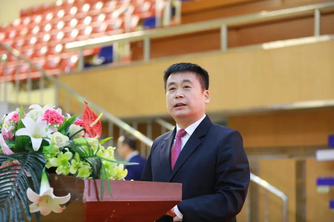 哈市一省重点高考誓师现场，校长爆金句：“ 2021 不容易，我却偏要考第一！”-哈尔滨高考状元2020