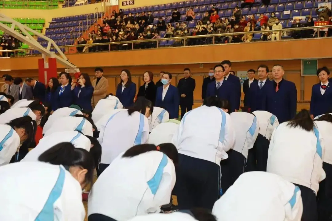 哈市一省重点高考誓师现场，校长爆金句：“ 2021 不容易，我却偏要考第一！”-哈尔滨高考状元2020