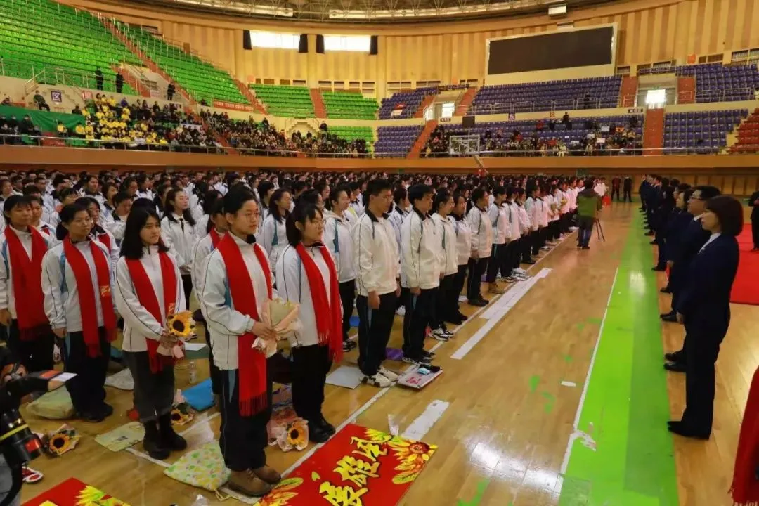 哈市一省重点高考誓师现场，校长爆金句：“ 2021 不容易，我却偏要考第一！”-哈尔滨高考状元2020
