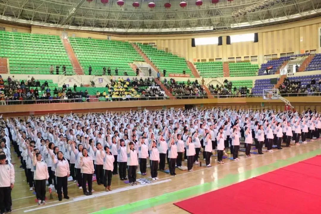 哈市一省重点高考誓师现场，校长爆金句：“ 2021 不容易，我却偏要考第一！”-哈尔滨高考状元2020