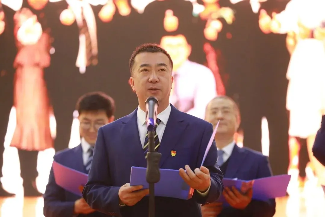 哈市一省重点高考誓师现场，校长爆金句：“ 2021 不容易，我却偏要考第一！”-哈尔滨高考状元2020