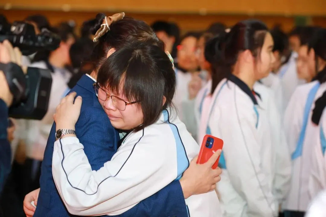 哈市一省重点高考誓师现场，校长爆金句：“ 2021 不容易，我却偏要考第一！”-哈尔滨高考状元2020