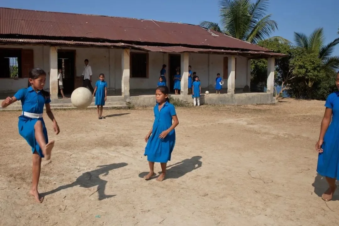2014年，孟加拉国兰加玛蒂，Golachhari公立小学里的女孩们正在练球。这里是孟加拉最贫困的地区之一。