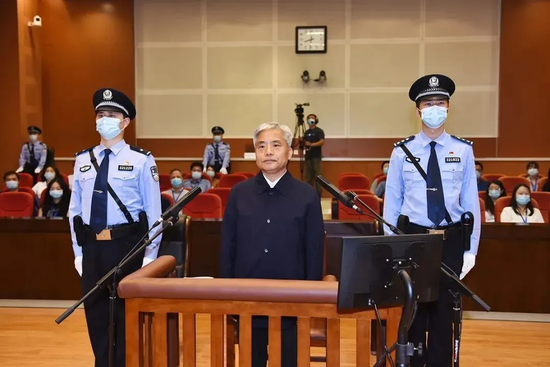 张新起（中）受审