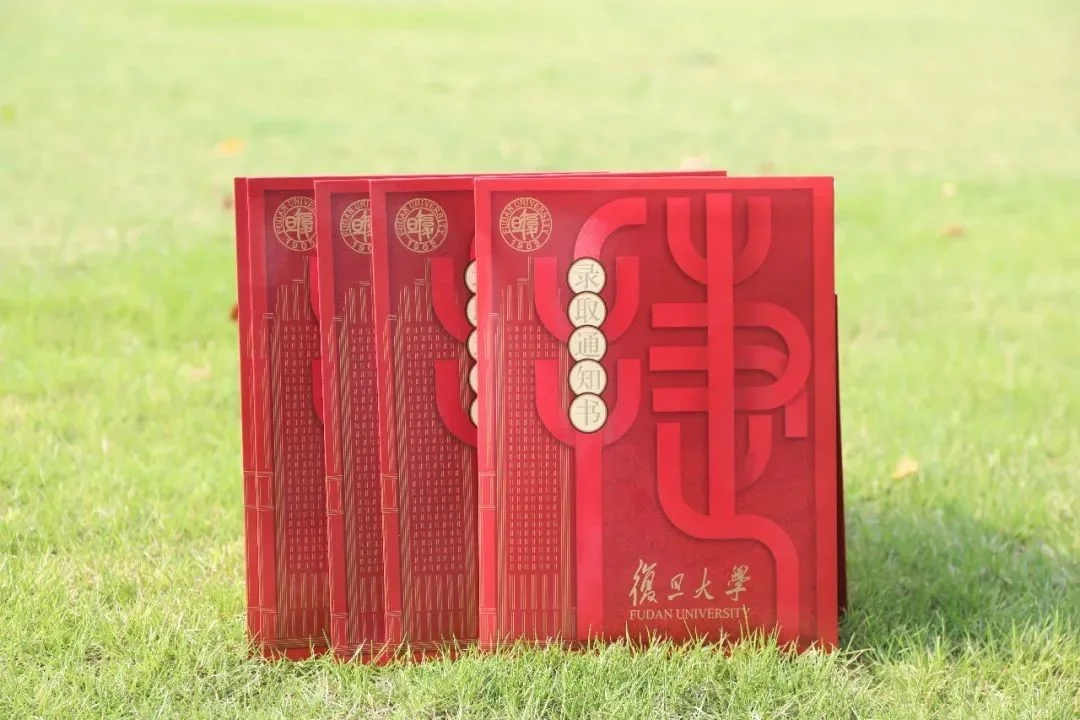 各大高校第一批录取通知书陆续送达,新生收获哪些惊喜?