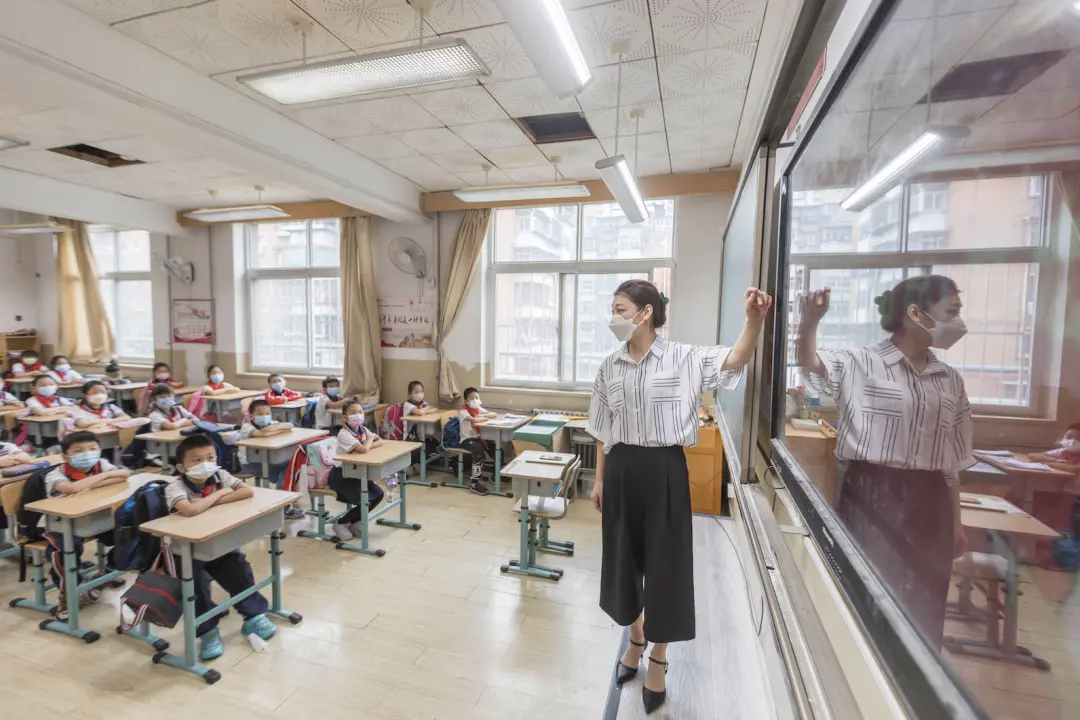 2022年6月13日，天津市南开区西营门外小学开学第一课。现如今，越来越多的年轻人投入到各级各类单位的考编、考公队伍中（图｜视觉中国）