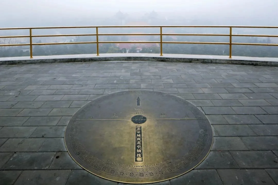 景山上的“北京城南北中轴线”地标。图/视觉中国