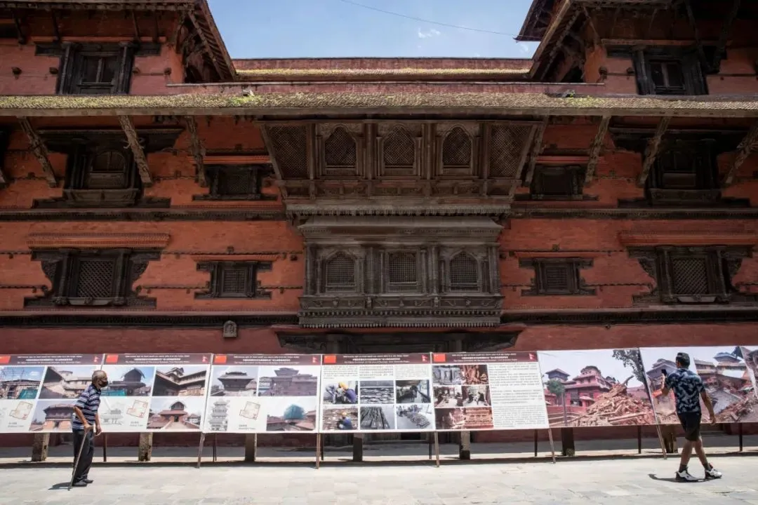 7月15日，在尼泊尔加德满都，行人经过修复后的九层神庙建筑群。中国援助加德满都杜巴广场九层神庙建筑群修复项目文物本体维修，于近日圆满完成 图：新华社