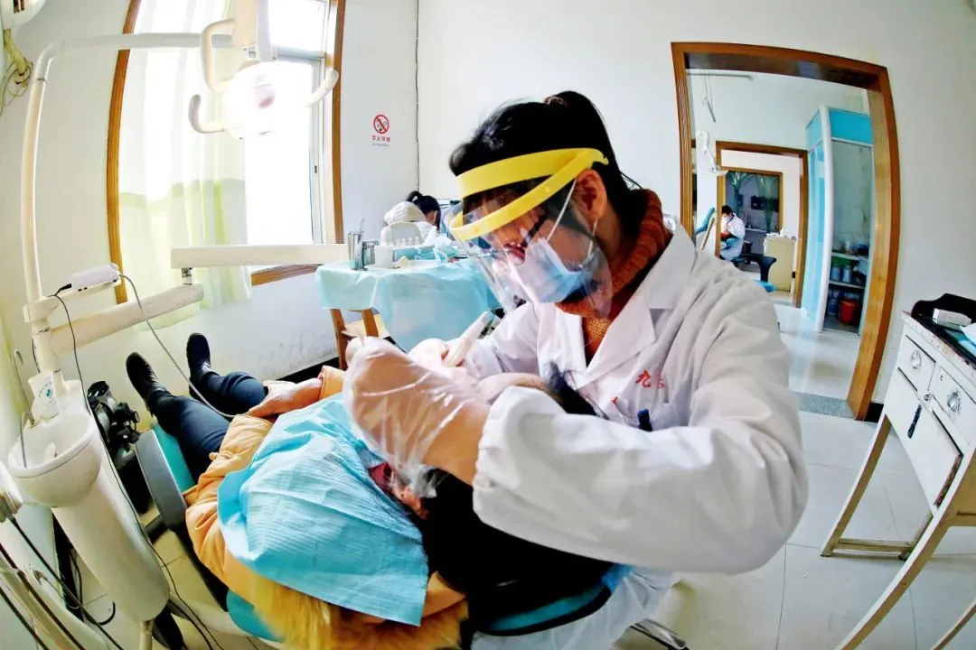 江西九江市庐山区人民医院，牙科医生为病人做口腔种植牙手术。图/中新
