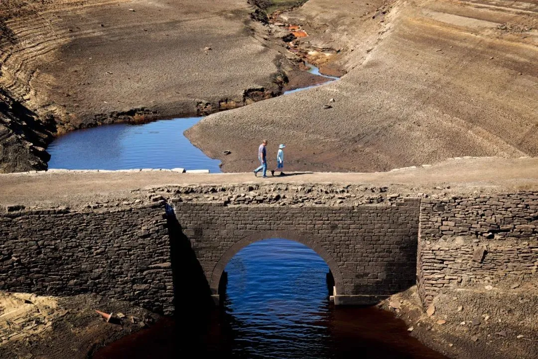 8月12日，英国里彭登，水位持续下降后，拜廷斯水库中的一座古老马桥显现了出来。图/视觉中国