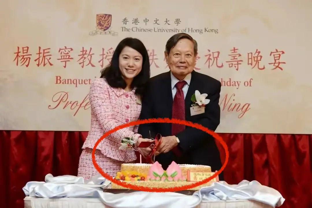 杨振宁100岁生日宴状态不佳，靠娇妻翁帆搀扶，翁帆红裙气质佳-杨振宁及妻子与翁帆