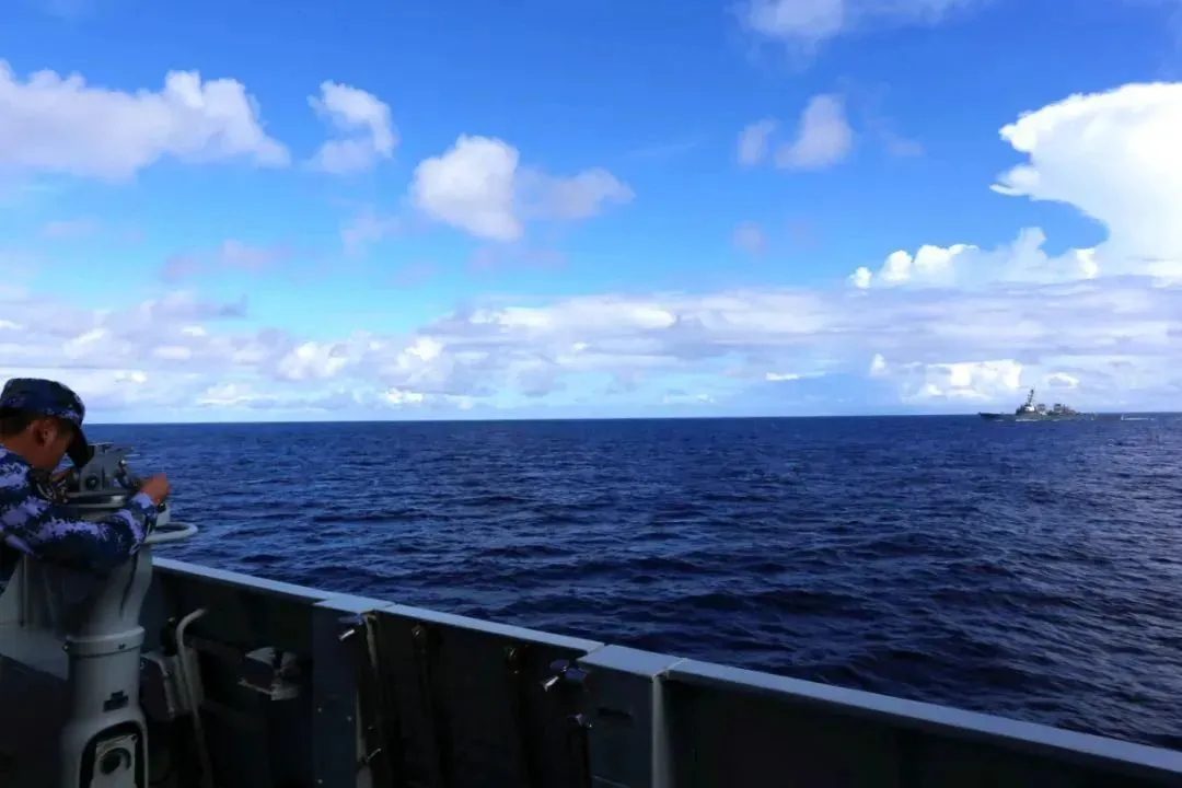 ▲南部战区海军咸宁舰对非法闯入中国西沙领海的美海军“本福德”号导弹驱逐舰进行跟踪监视并予以警告驱离