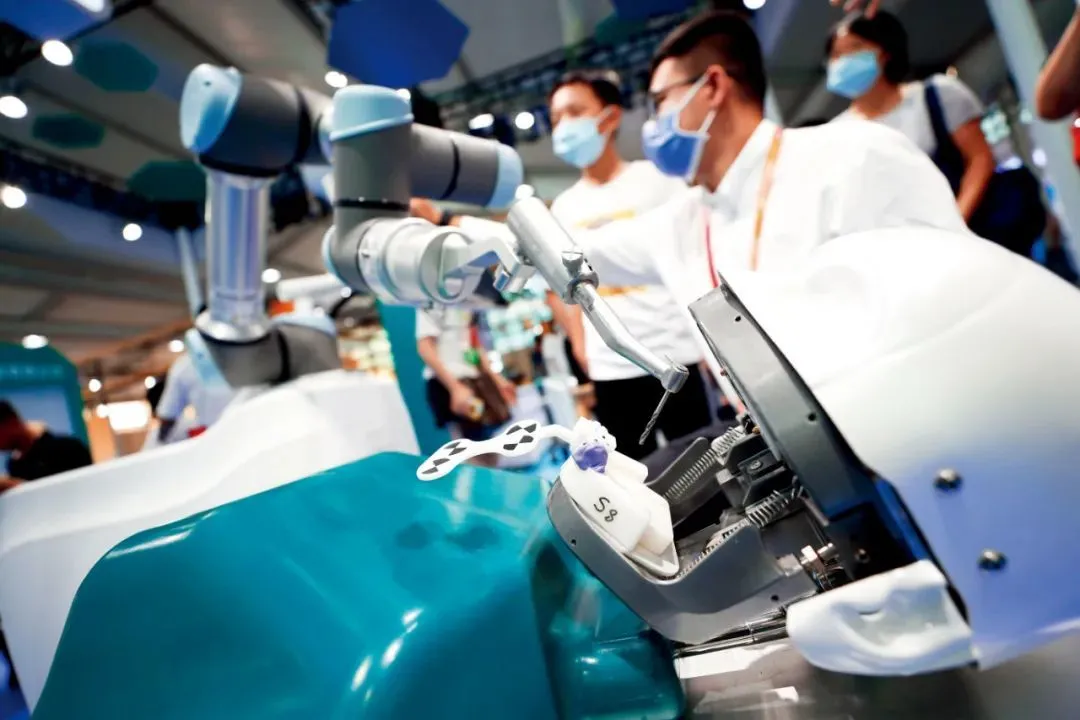 2020年9月6日，2020年服贸会服务机器人专题展区，口腔种植手术机器人吸引参观者。图/中新