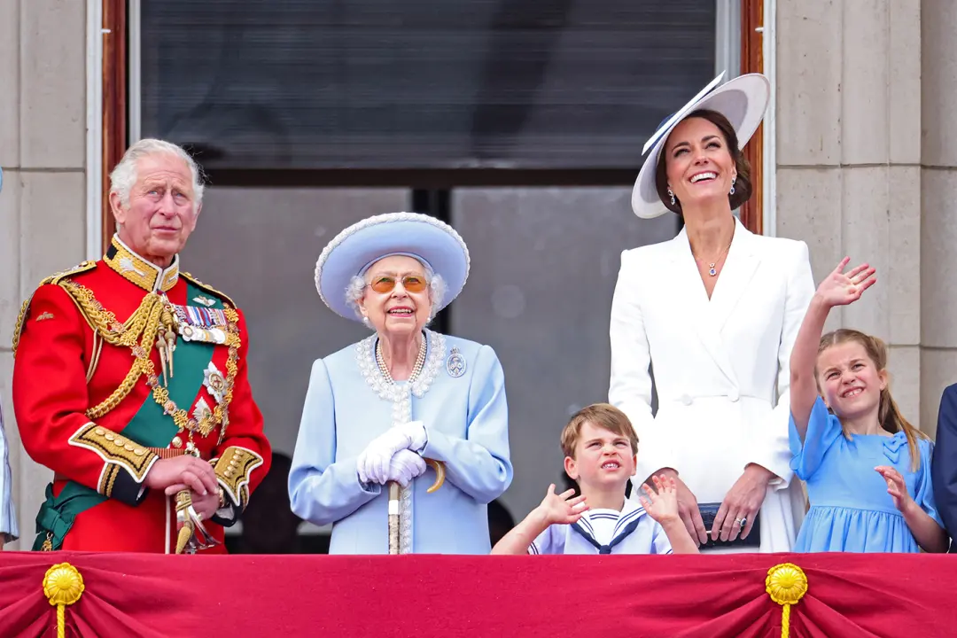● 女王与查尔斯王储（左）及其他王室成员2022年6月在铂金禧庆典中 / 网络