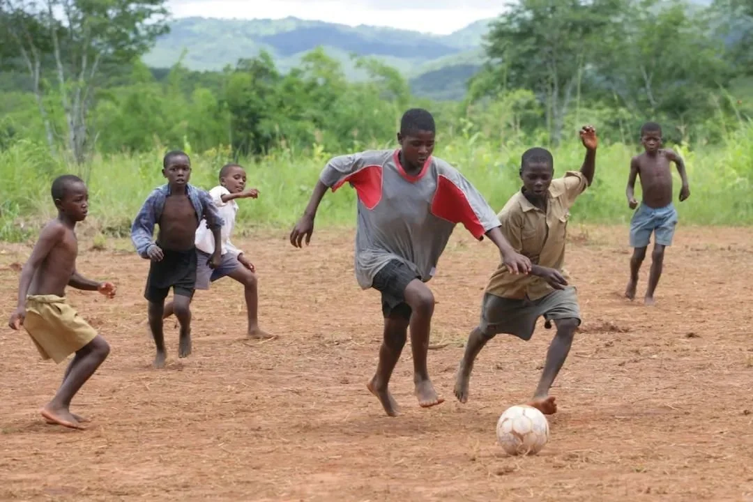 2006年，津巴布韦尼亚姆库瓦拉村，流浪儿童们在空地上踢球。