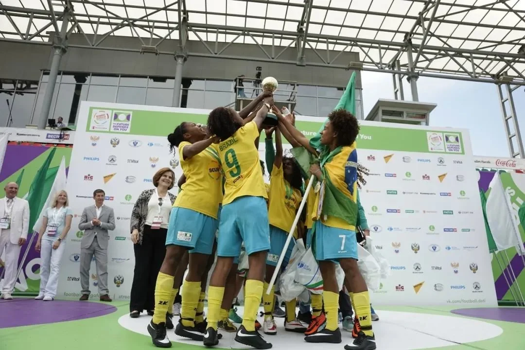 2018年，莫斯科街头儿童世界杯，巴西女队举起冠军奖杯。她们也是2014年和今年的冠军，已经连胜三届。