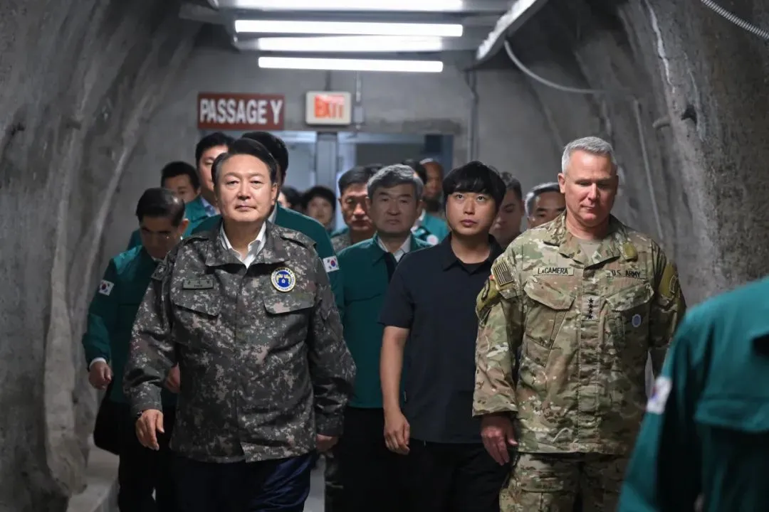 当地时间23日，韩国总统尹锡悦在驻韩美军司令保罗·拉卡梅拉的陪同下，在韩美联军司令部战时指挥所地堡视察“乙支自由之盾”。