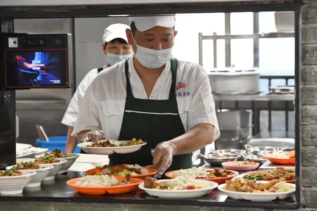 2023年6月2日，南京，食堂师傅在第九中学食堂为考生制作营养餐