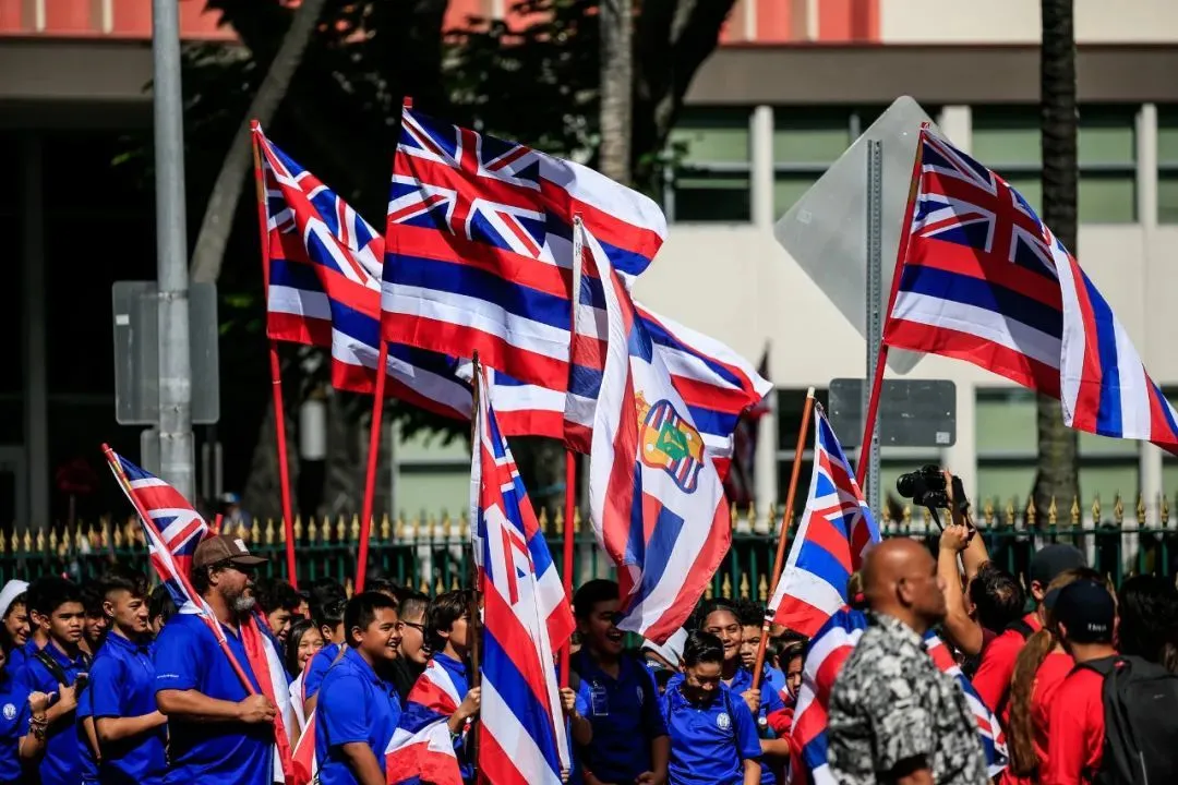 ▲ 2020年1月17日美国政府推翻夏威夷王国周年纪念日上，挥舞着夏威夷国旗的示威者在伊奥拉尼宫外游行。