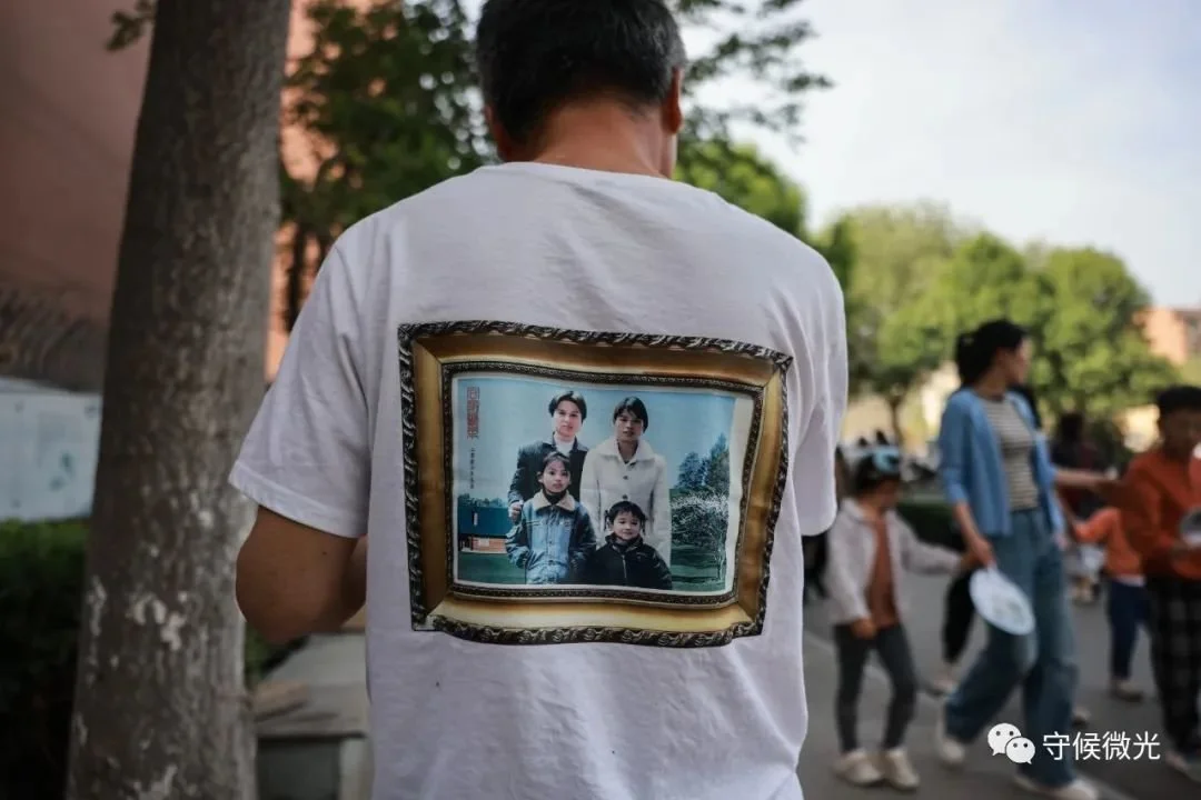 5月1日，山东淄博，何治生的T恤背后印着一家四口的合影。中青报·中青网记者 曲俊燕/摄