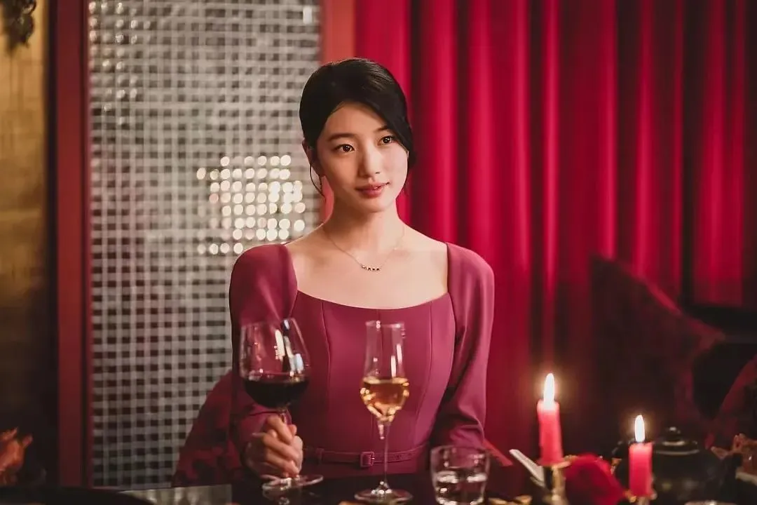 购买首饰,更多时候买的是一份“配得感”。(图/《安娜》)