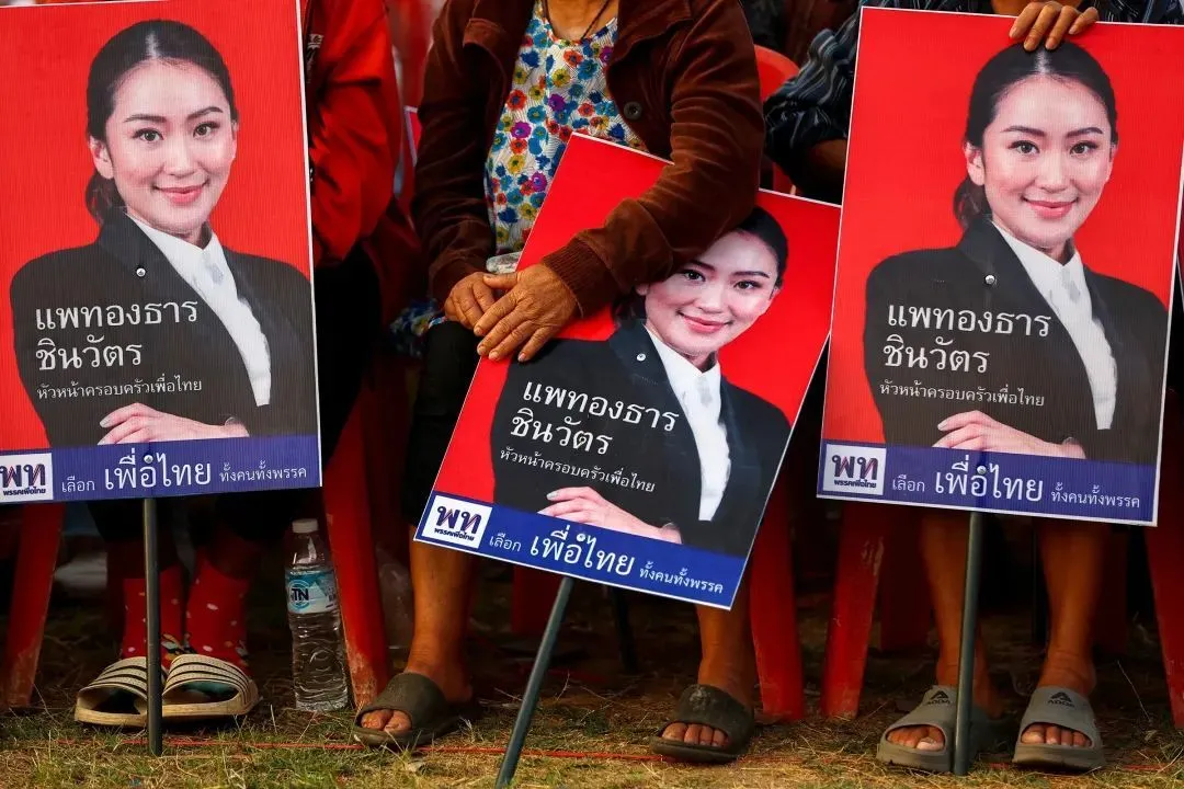 ◆今年5月大选期间，为泰党支持者手持该党领导人、他信小女儿佩通坦的画像。